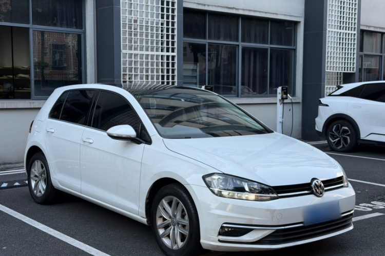 Volkswagen Golf 2018 car image #3