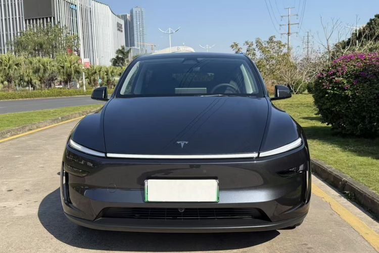 Tesla Model Y 2025 car image #3