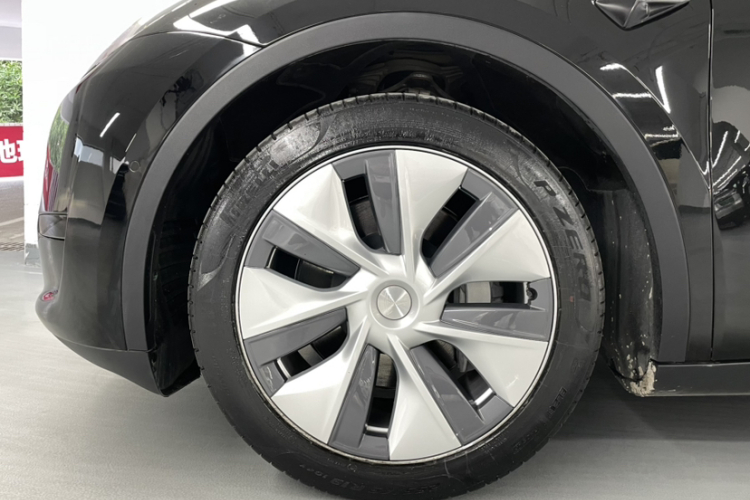 Tesla Model Y 2023 car image #3
