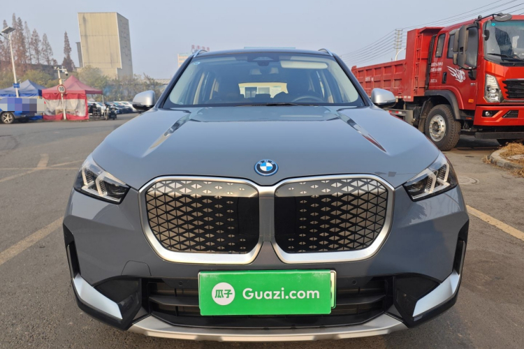 BMW iX1 2023 car image #3