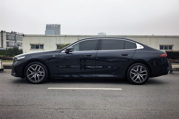 BMW i5 2024 car image #3
