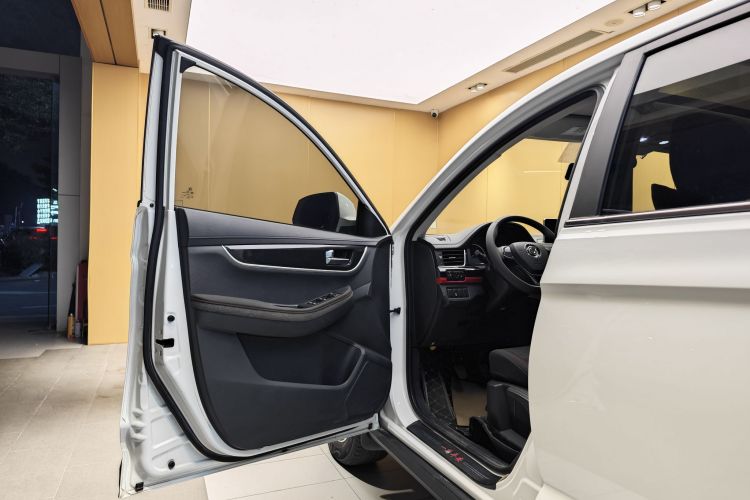T5 2019 car image #3