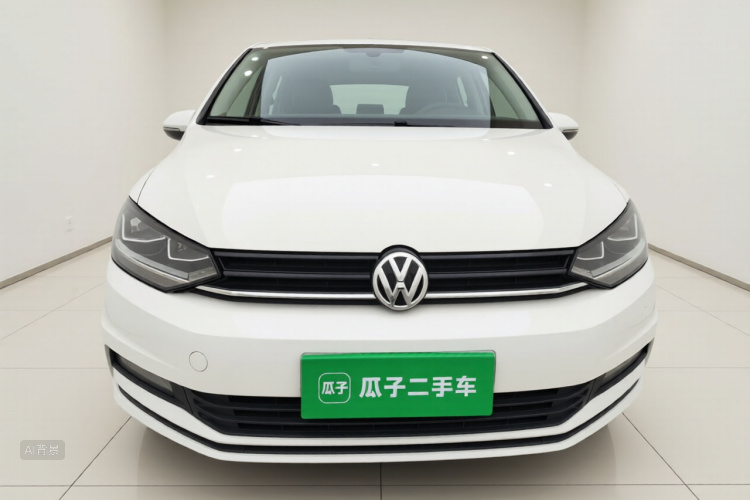 Volkswagen Touran 2017 car image #3