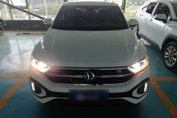 Volkswagen T-Roc 2023 car image #3