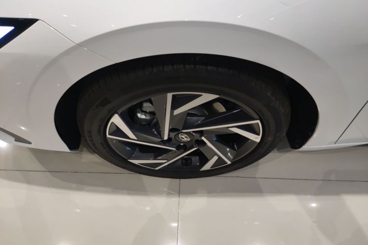 Hyundai Elantra 2025 car image #3
