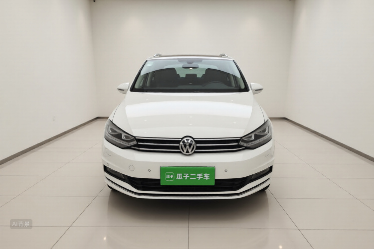 Volkswagen Touran 2018 car image #3