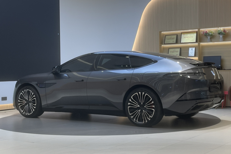 Avatr 12 2024 car image #3