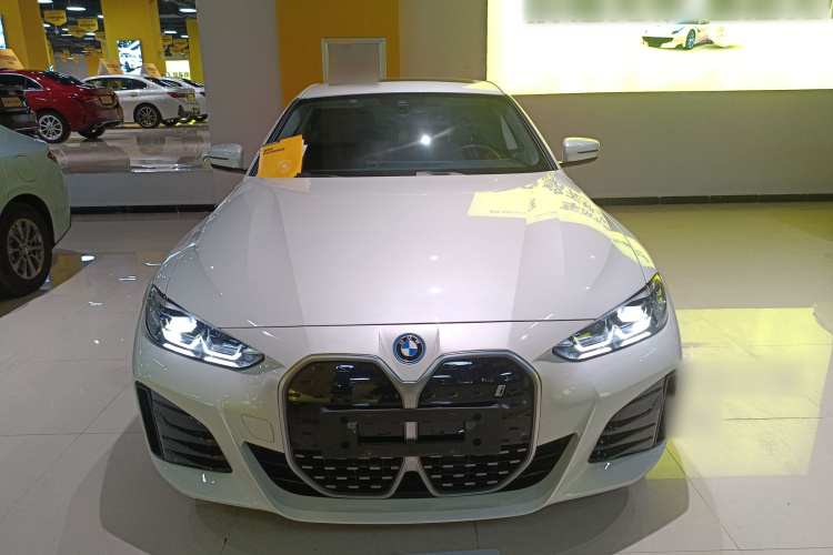BMW i4 2025 car image #3