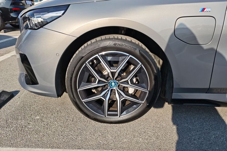 BMW i5 2025 car image #3