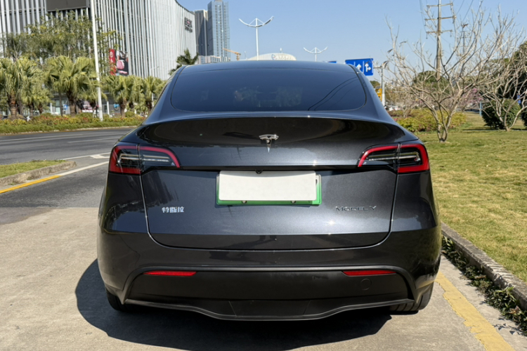 Tesla Model Y 2025 #3 Tesla Model Y 2025 car image #3