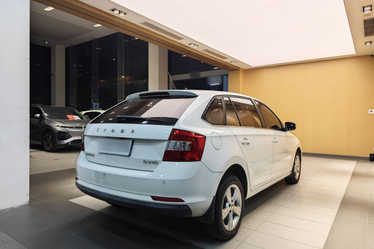 Skoda Rapid Spaceback 2019 car image #3