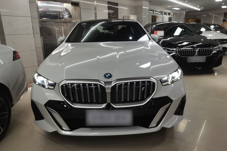 BMW i5 2025 car image #3