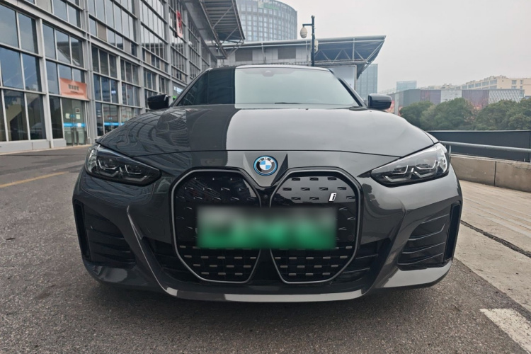 BMW i4 2022 car image #3