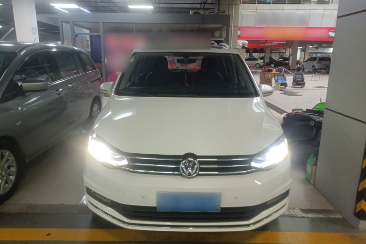 Volkswagen Touran 2018 car image #3