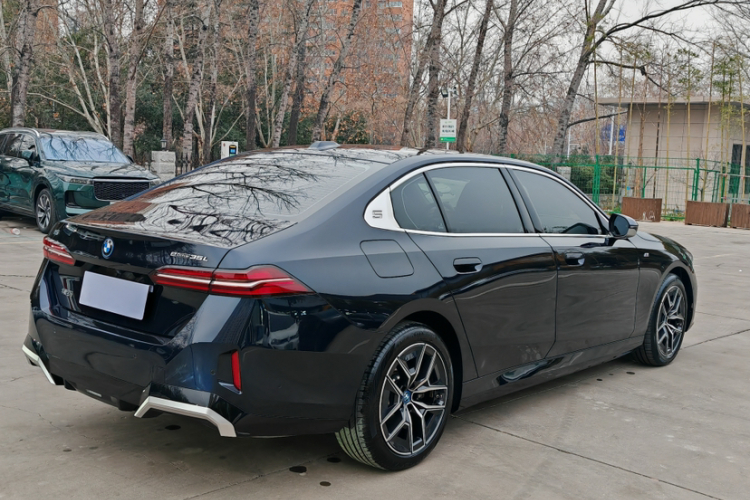 BMW i5 2024 car image #3