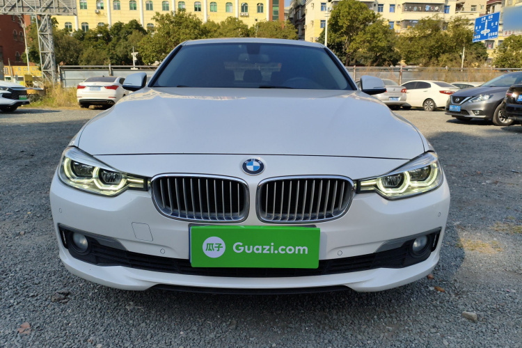 BMW 3 Series 2018 immagine di auto #3