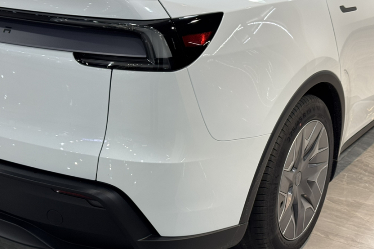 Tesla Model Y L 2025 image de voiture #3