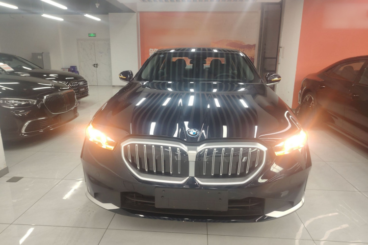 BMW i5 2025 car image #3
