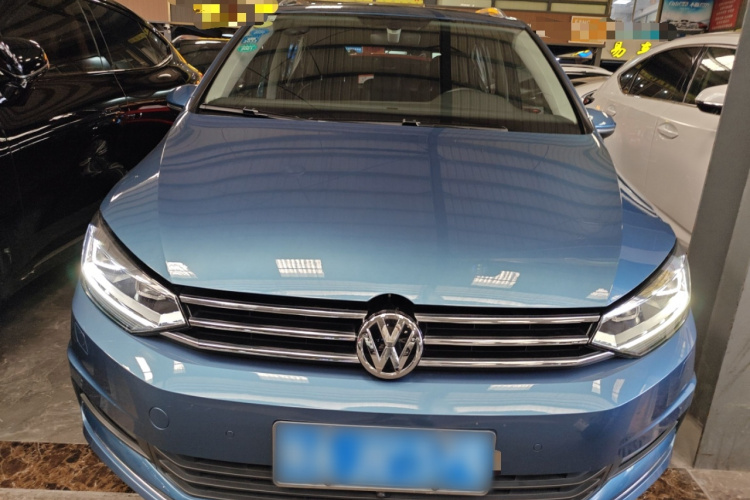 Volkswagen Touran 2018 car image #3