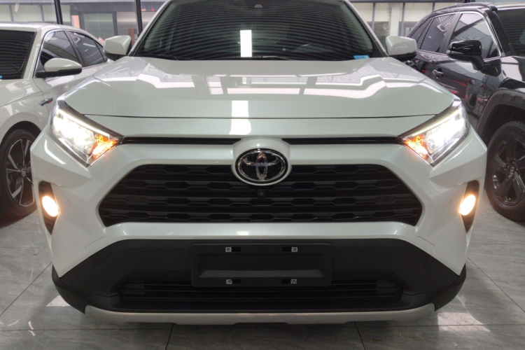 Toyota RAV4 2023 car image #3