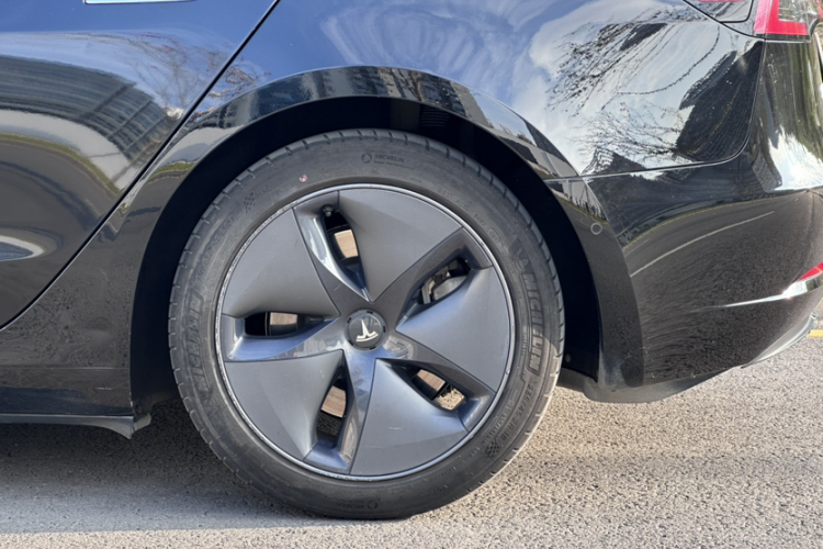 Tesla Model 3 2020 car image #3