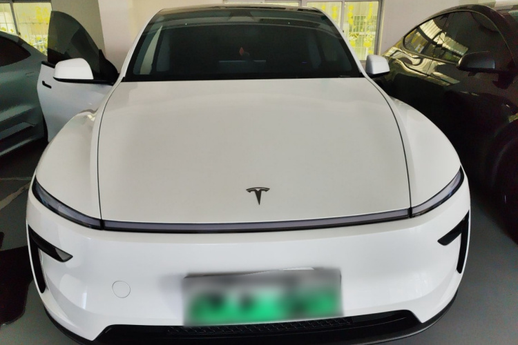 Tesla Model Y 2025 car image #3