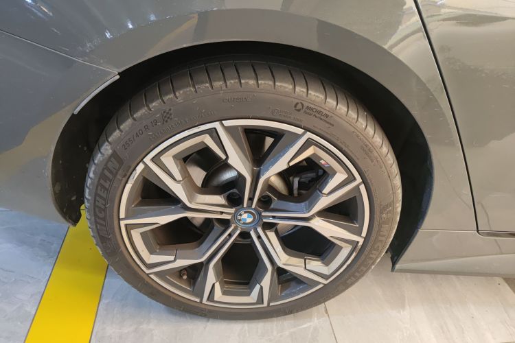 BMW i4 2022 car image #3