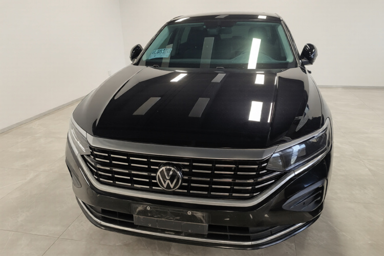 Volkswagen Passat 2025 immagine di auto #3