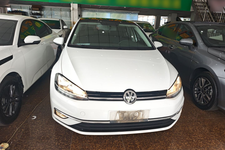 Volkswagen Golf 2019 car image #3