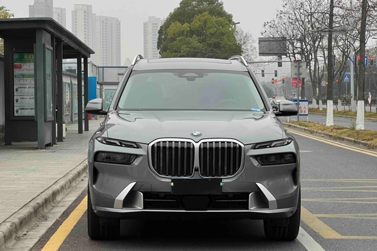 BMW X7 2023 صورة سيارة #3