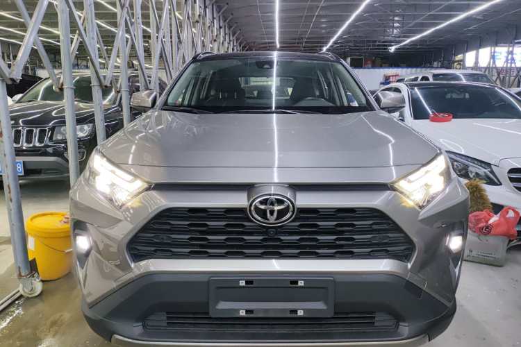 Toyota RAV4 2024 car image #3