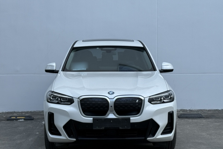 BMW iX3 2023 immagine di auto #3