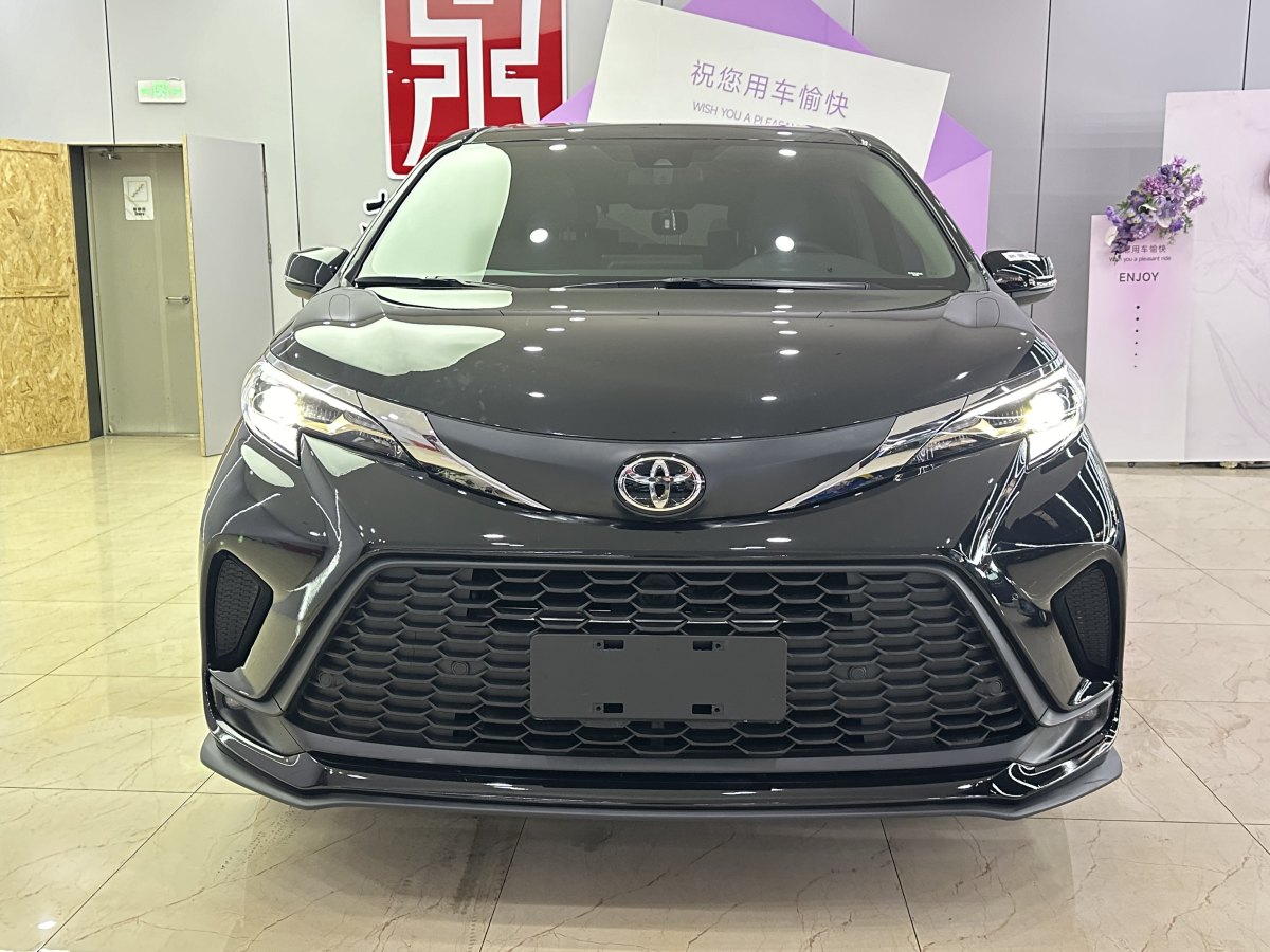 Toyota Granvia 2024 car image #3