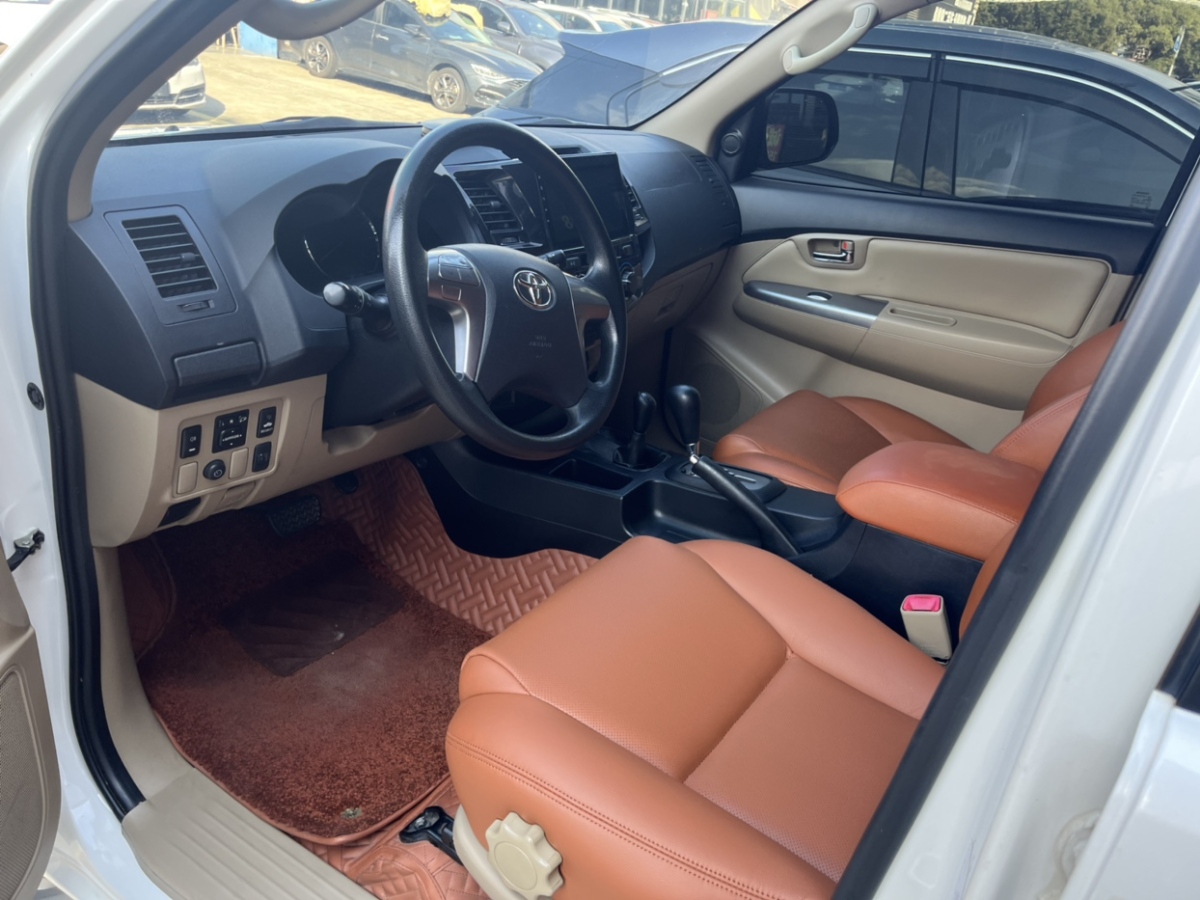 Toyota Fortuner 2016 immagine di auto #3