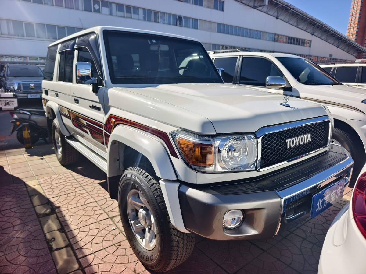 Toyota FJ Cruiser 2024 car image #3