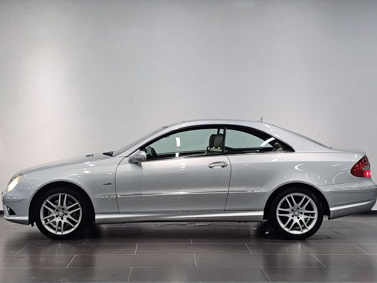 Mercedes-Benz CLK Class 2008 car image #3