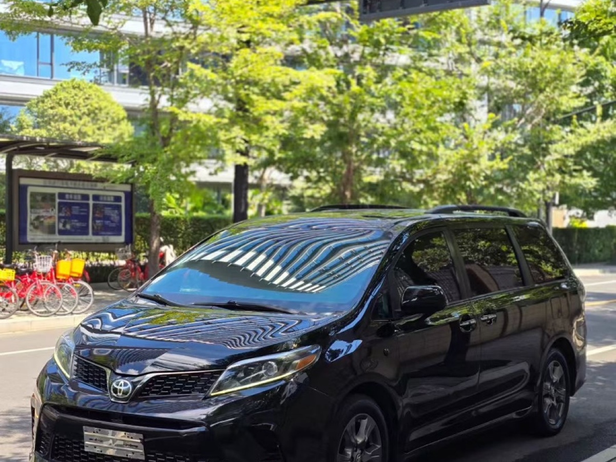 Toyota SIENNA 2019 car image #3