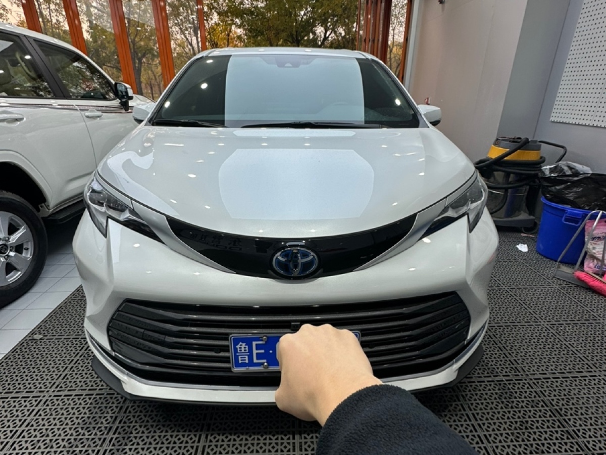 Toyota Sienna 2023 image de voiture #3