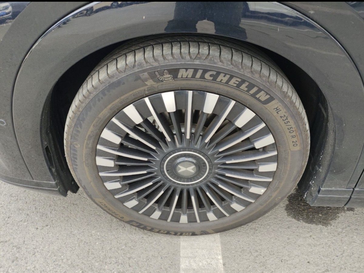 Xpeng X9 2025 صورة سيارة #3