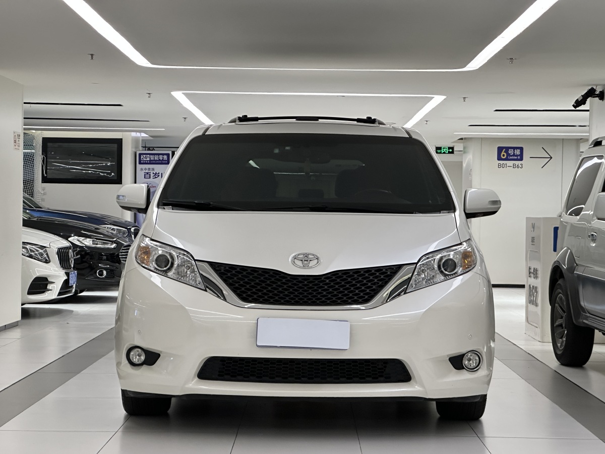 Toyota SIENNA 2014 car image #3