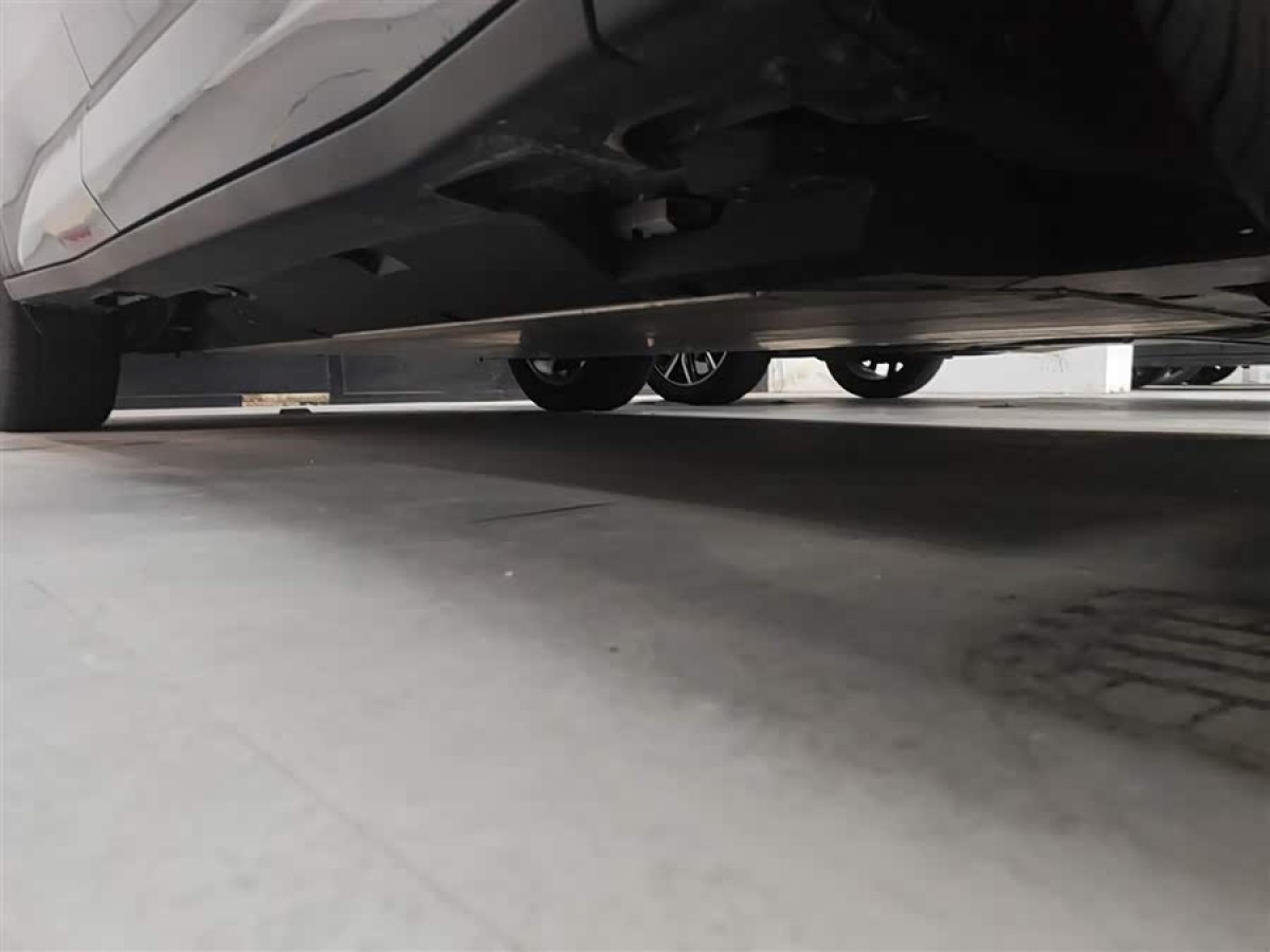 哪吒汽车 哪吒X 2023 汽车图片 #3