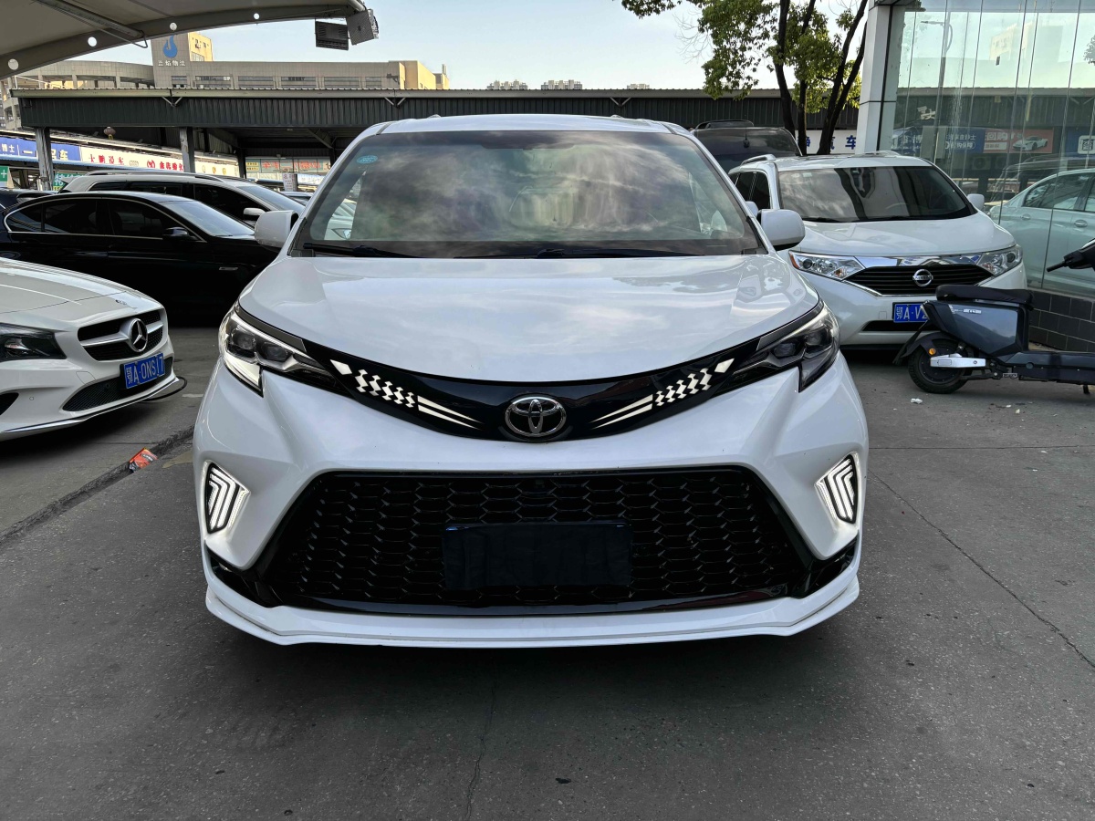 Toyota SIENNA 2015 car image #3