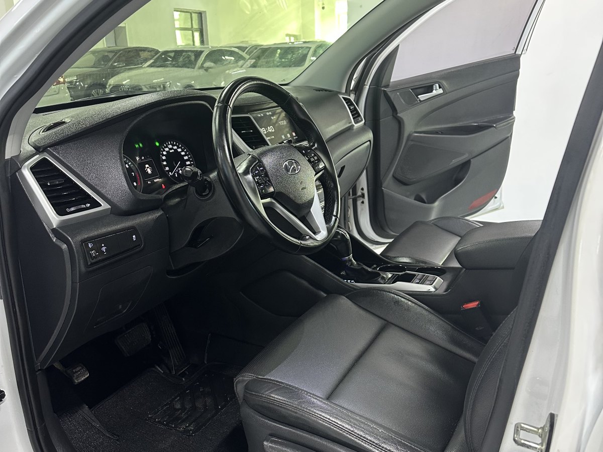 Hyundai Tucson (Imported) 2016 car image #3