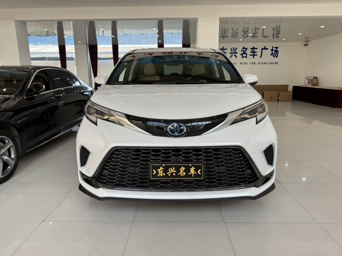 Toyota Granvia 2024 car image #3