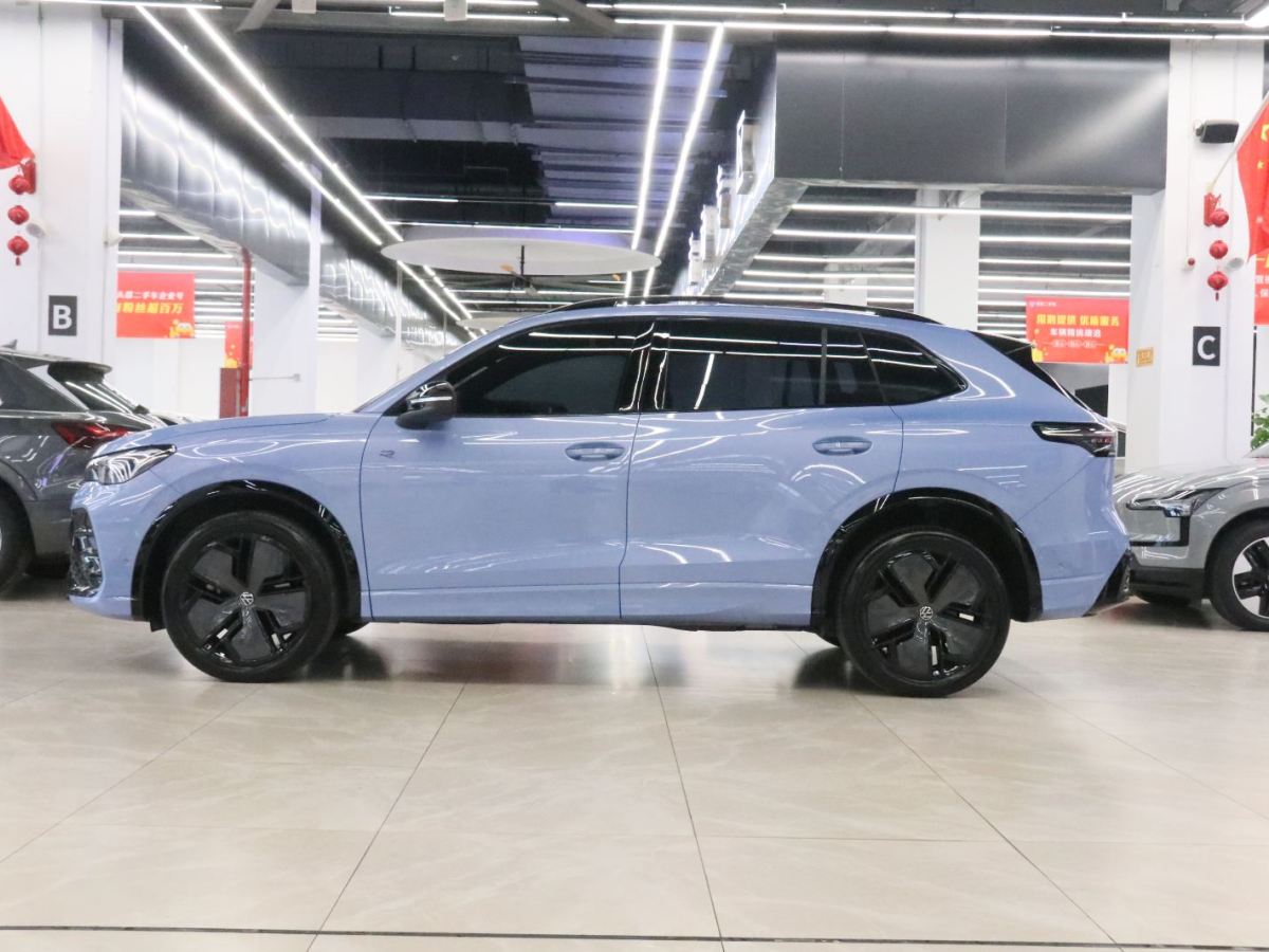 Volkswagen Tiguan L 2024 immagine di auto #3