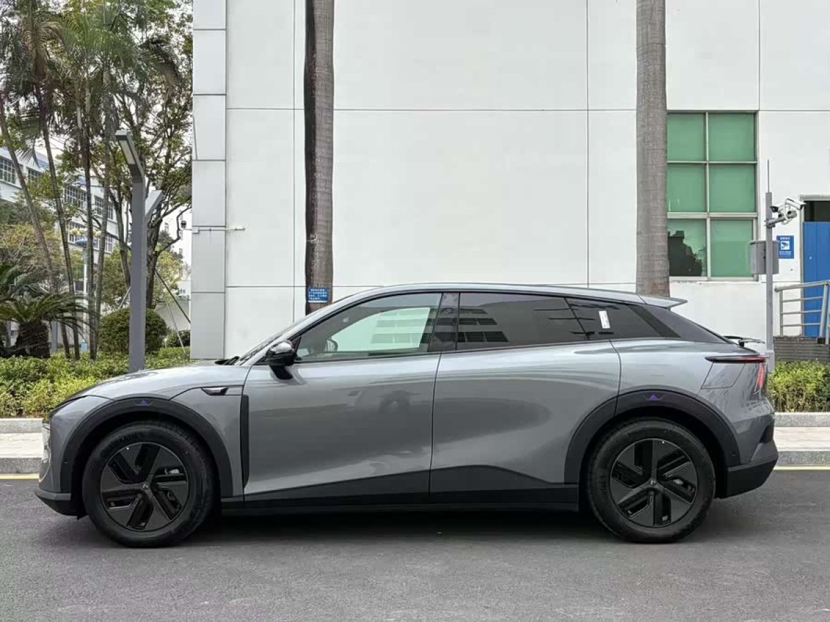 2025 car image #3