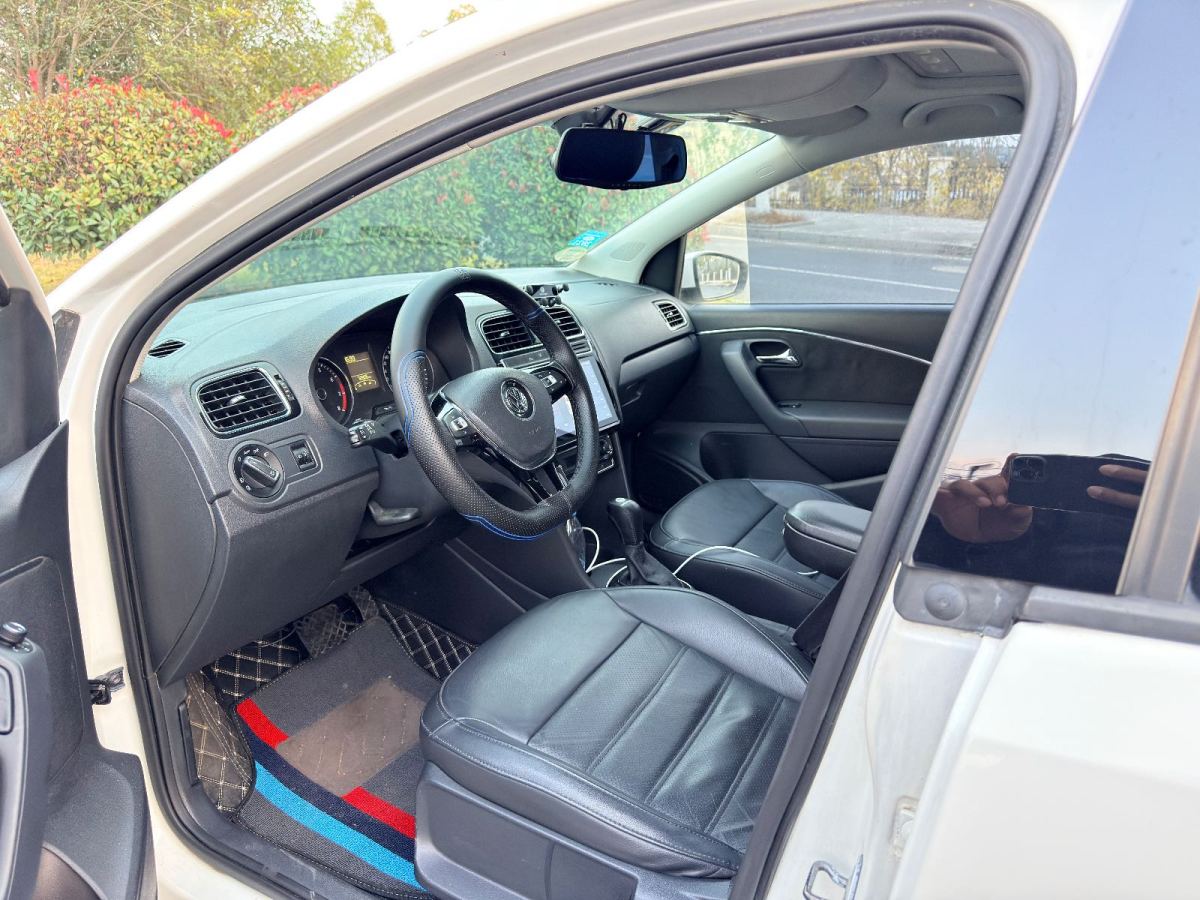 Volkswagen Polo 2014 car image #3