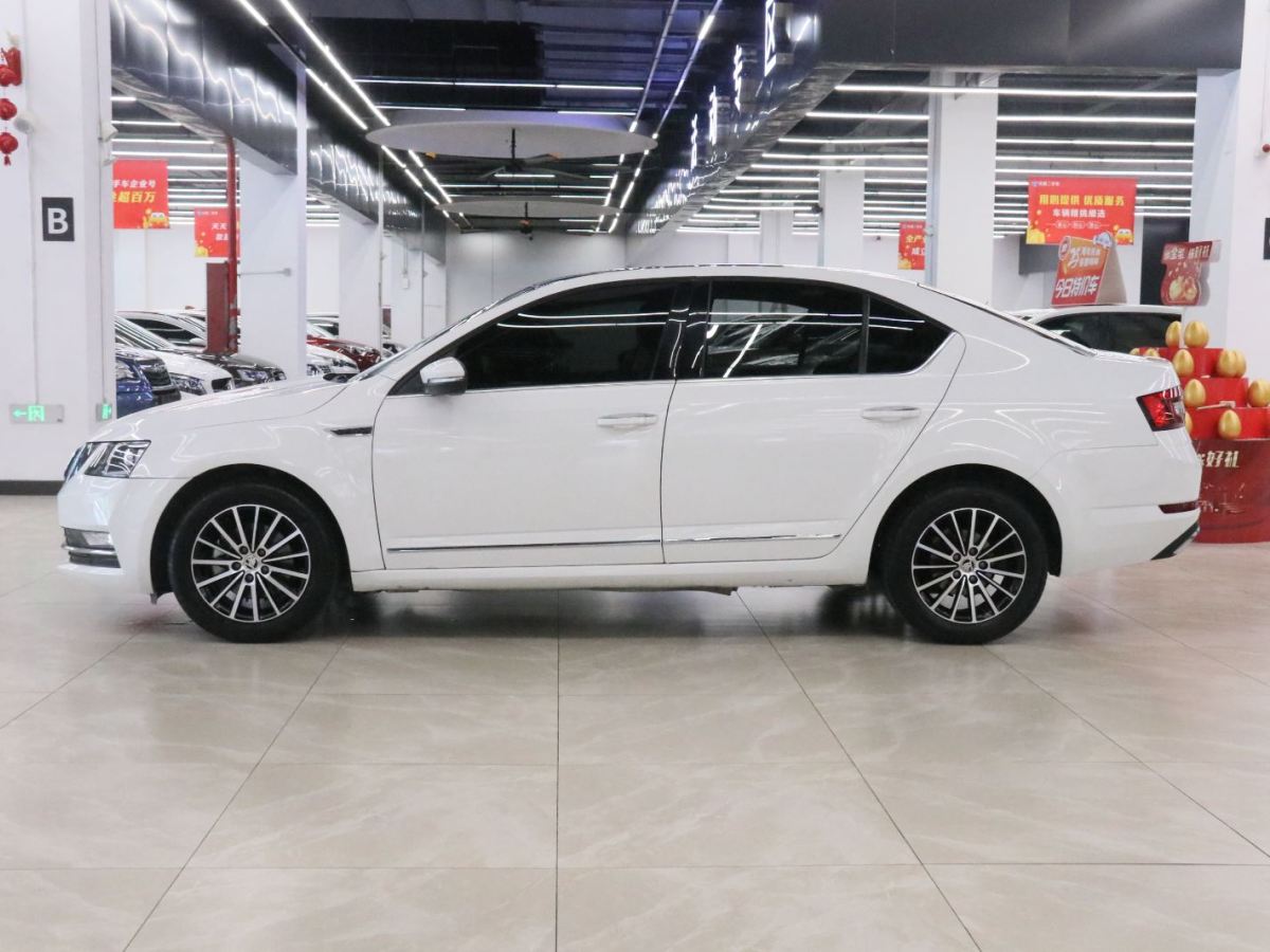 Skoda Octavia 2020 car image #3