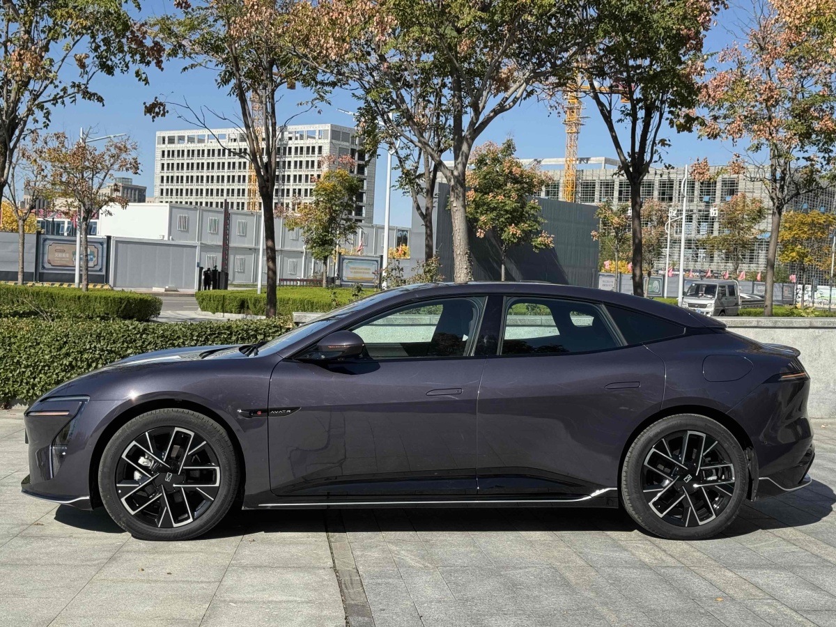 Avatr 06 2025 car image #3