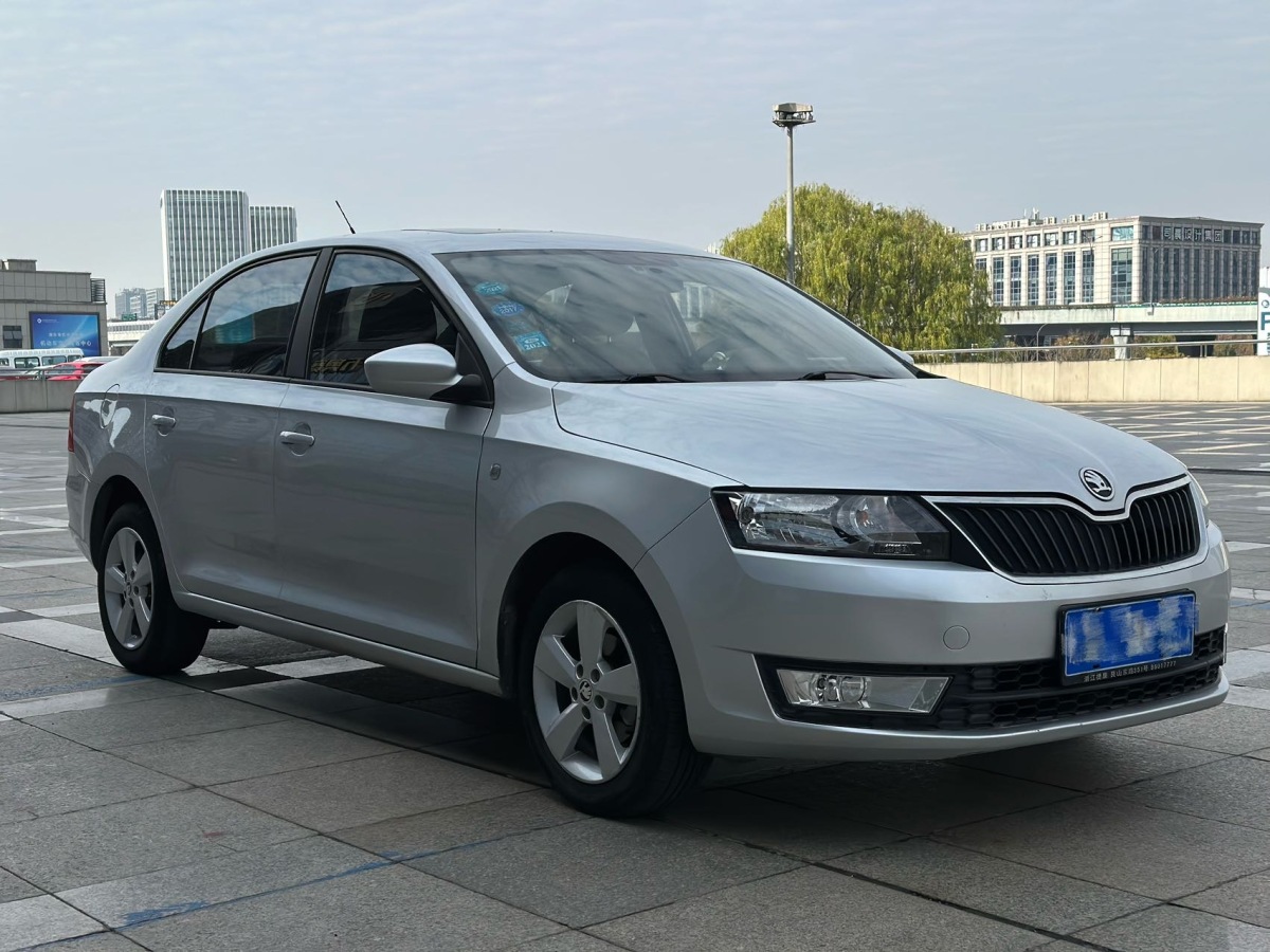 Skoda Rapid 2014 car image #3